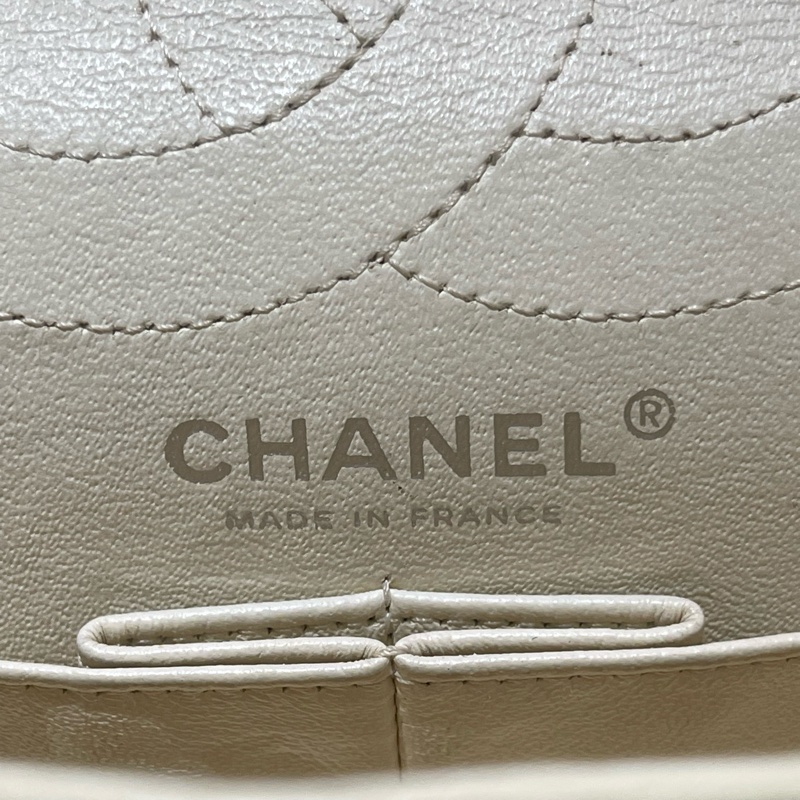 CHANEL 2.55 奶油白色經典斜背肩背翻蓋包-22