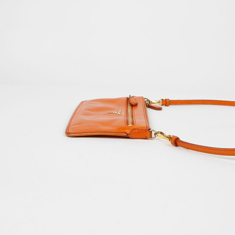 PRADA 金屬Logo斜背包 1M1187-4