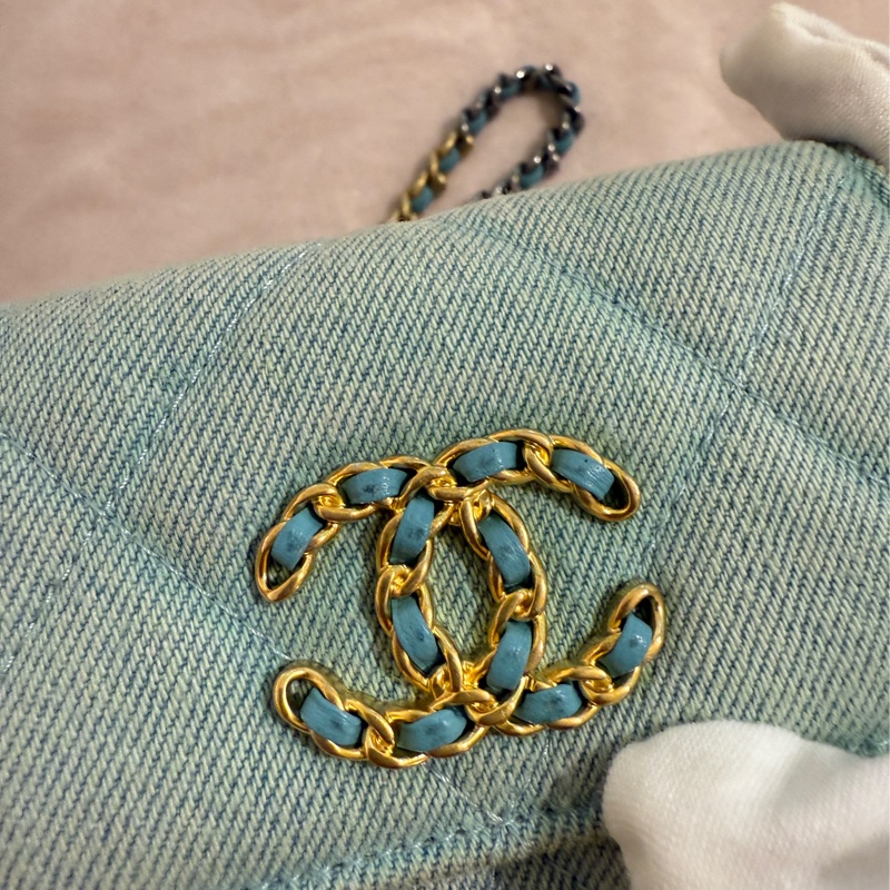 (特價!不到4萬5買CHANEL 19系列 聖誕節優惠再折1500!!)CHANEL 19 淺藍綠色牛仔 金銀雙色鏈條包 斜背小廢包 31開-1