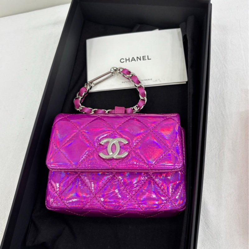 Chanel香奈兒 24 Vic生日禮物 亮粉色鐳射小掛包 mini包包掛飾 全新-0