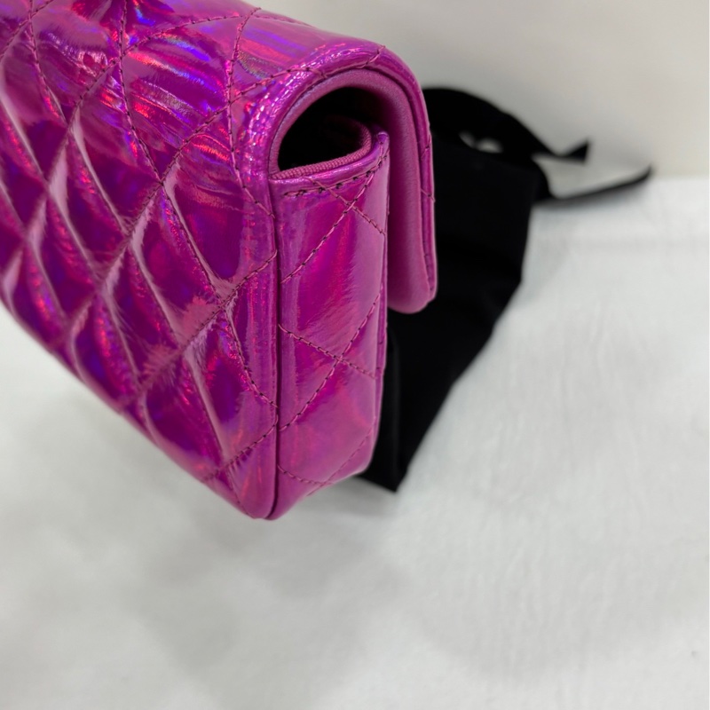 Chanel香奈兒 24 Vic生日禮物 亮粉色鐳射小掛包 mini包包掛飾 全新-3