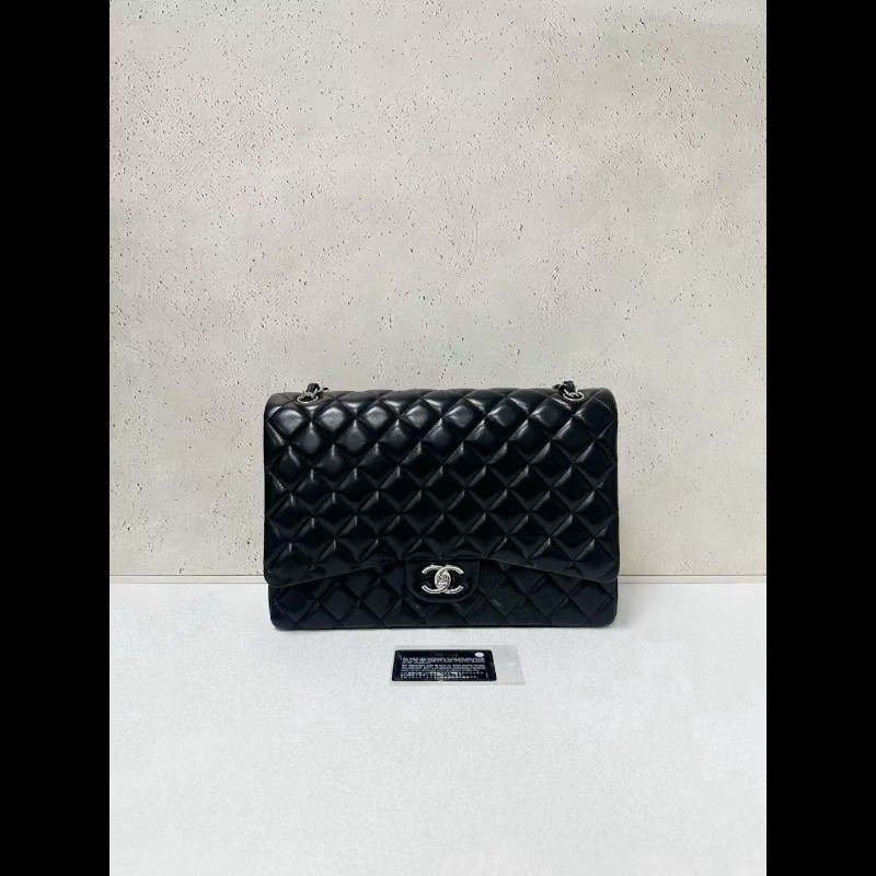 Chanel classic flap maxi jumbo-0