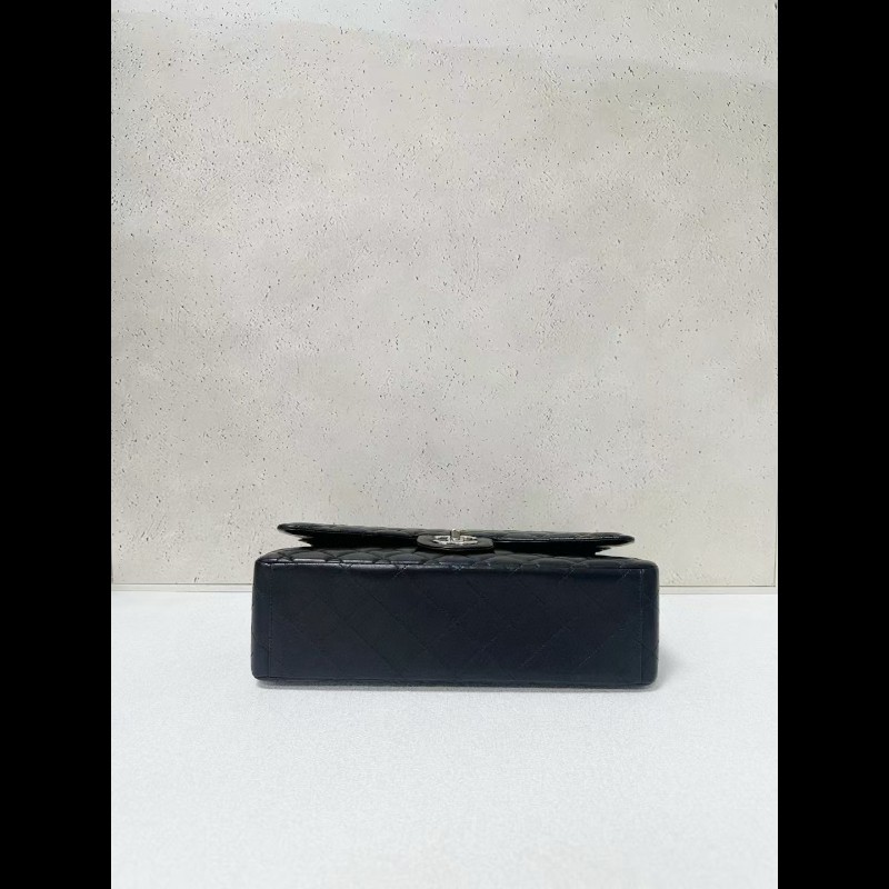Chanel classic flap maxi jumbo-2