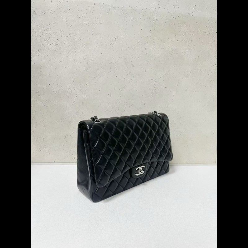 Chanel classic flap maxi jumbo-3