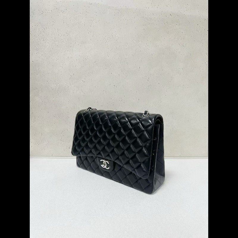 Chanel classic flap maxi jumbo-4