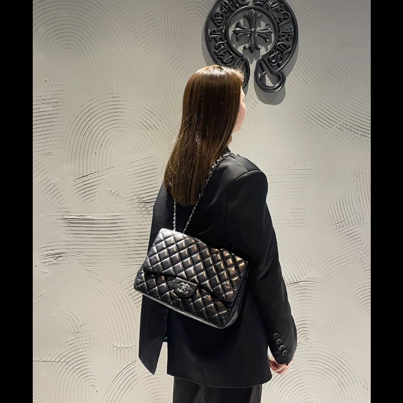 Chanel classic flap maxi jumbo-5