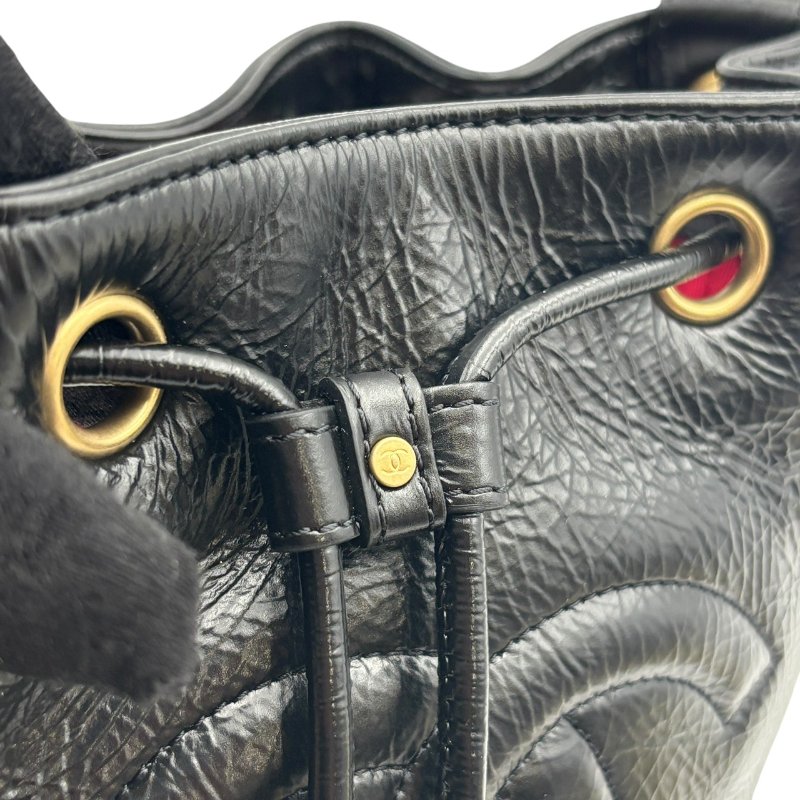 【美收精品】CHANEL 黑色亮皮小水桶包 B-992【隔月月中將轉賣至日本 上架期限30天】-11