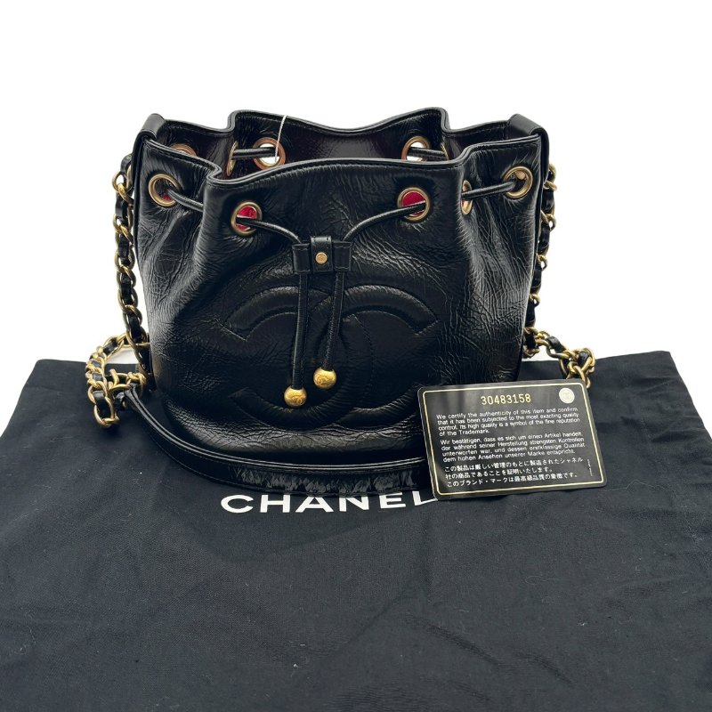 【美收精品】CHANEL 黑色亮皮小水桶包 B-992【隔月月中將轉賣至日本 上架期限30天】-16