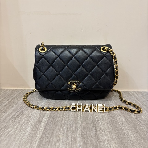 Chanel 黑羊皮金釦黑琺瑯logo肩背包