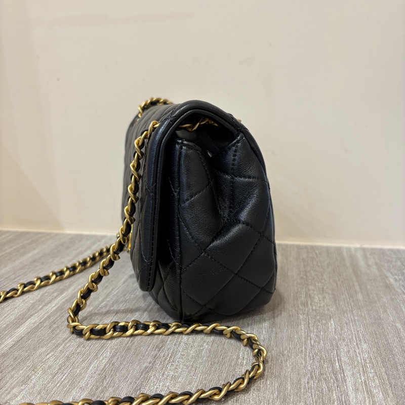 Chanel 黑羊皮金釦黑琺瑯logo肩背包-1