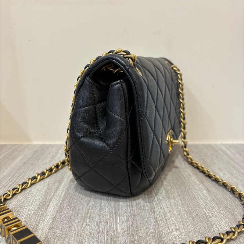Chanel 黑羊皮金釦黑琺瑯logo肩背包-2