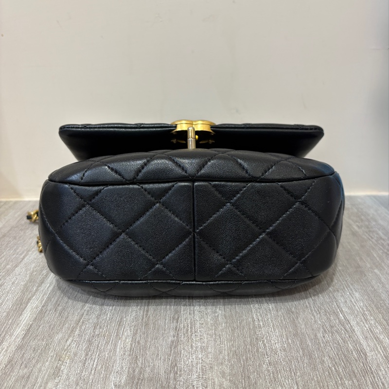 Chanel 黑羊皮金釦黑琺瑯logo肩背包-4