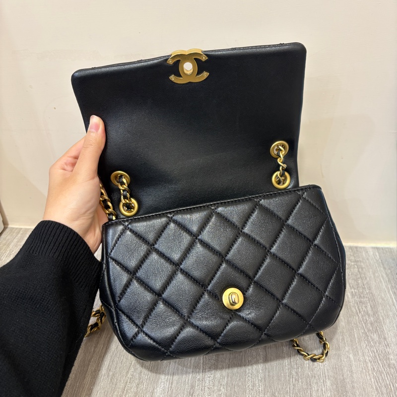 Chanel 黑羊皮金釦黑琺瑯logo肩背包-5