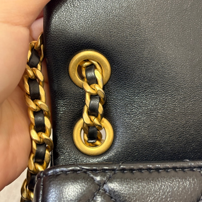 Chanel 黑羊皮金釦黑琺瑯logo肩背包-6