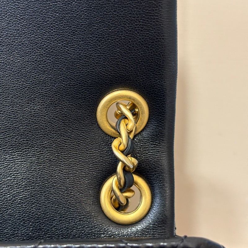 Chanel 黑羊皮金釦黑琺瑯logo肩背包-7