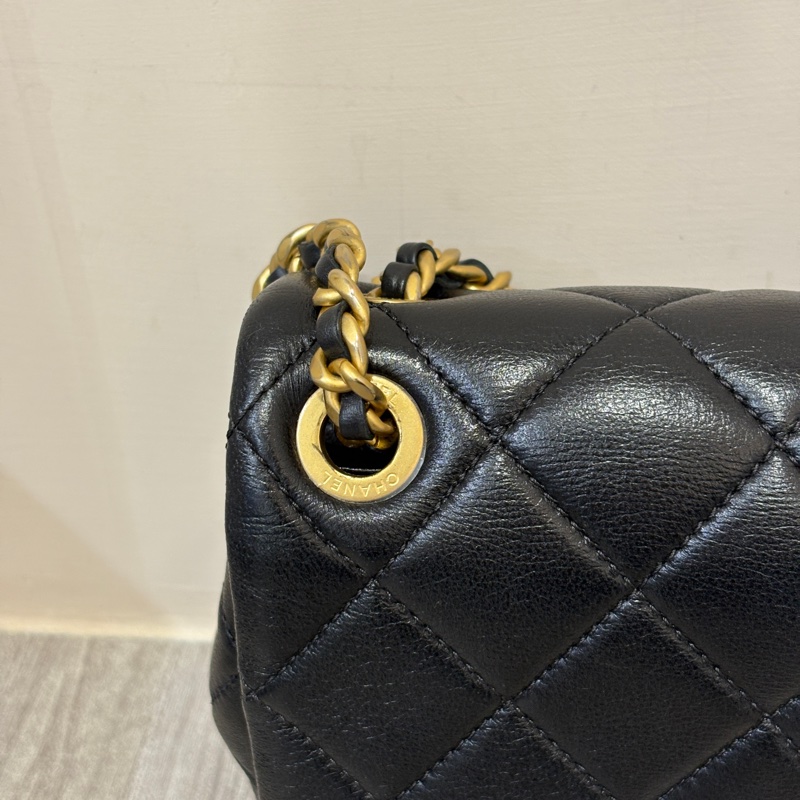 Chanel 黑羊皮金釦黑琺瑯logo肩背包-11