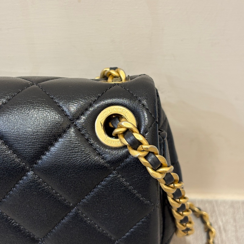 Chanel 黑羊皮金釦黑琺瑯logo肩背包-12