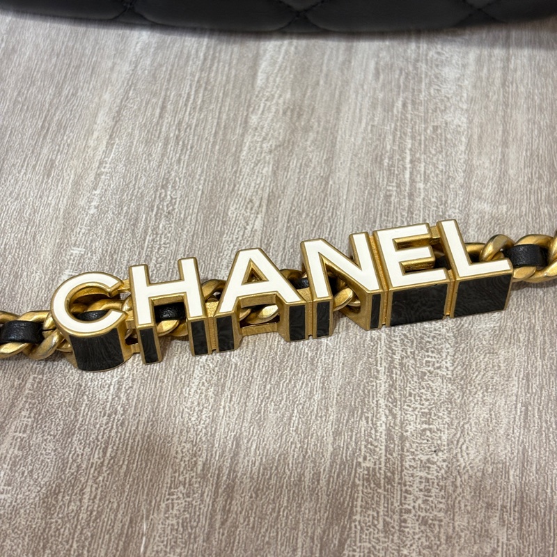 Chanel 黑羊皮金釦黑琺瑯logo肩背包-15
