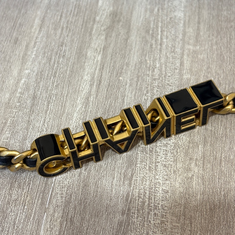 Chanel 黑羊皮金釦黑琺瑯logo肩背包-17