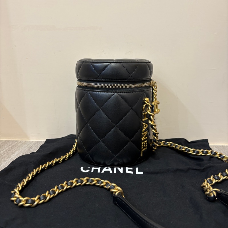 Chanel 黑羊皮菱格圓筒金釦斜背包-0