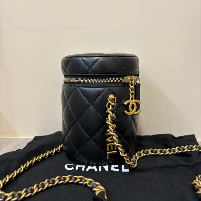 Chanel 黑羊皮菱格圓筒金釦斜背包-1
