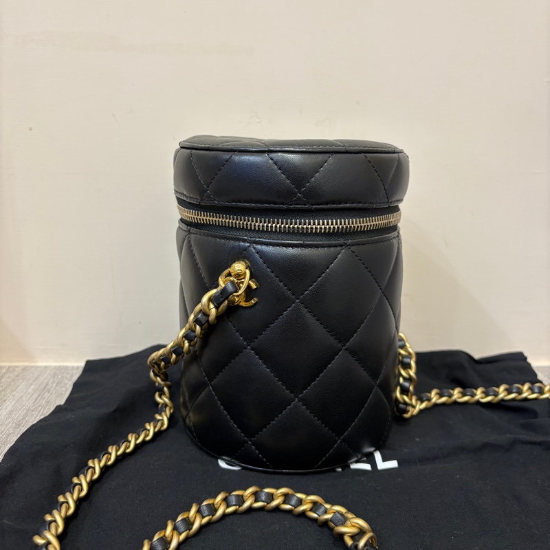 Chanel 黑羊皮菱格圓筒金釦斜背包-2