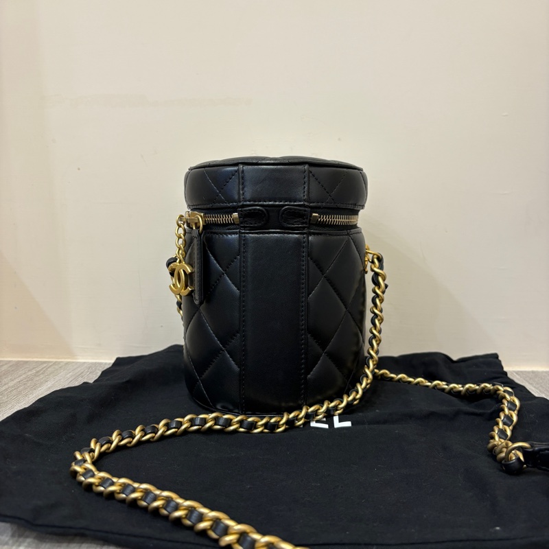 Chanel 黑羊皮菱格圓筒金釦斜背包-3
