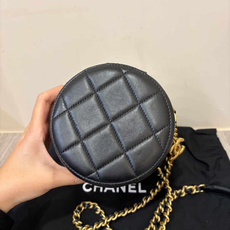 Chanel 黑羊皮菱格圓筒金釦斜背包-4