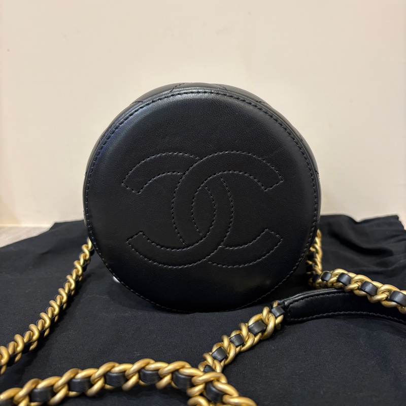 Chanel 黑羊皮菱格圓筒金釦斜背包-5