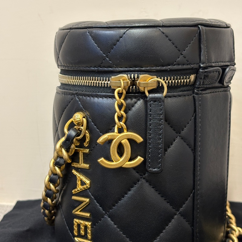 Chanel 黑羊皮菱格圓筒金釦斜背包-6