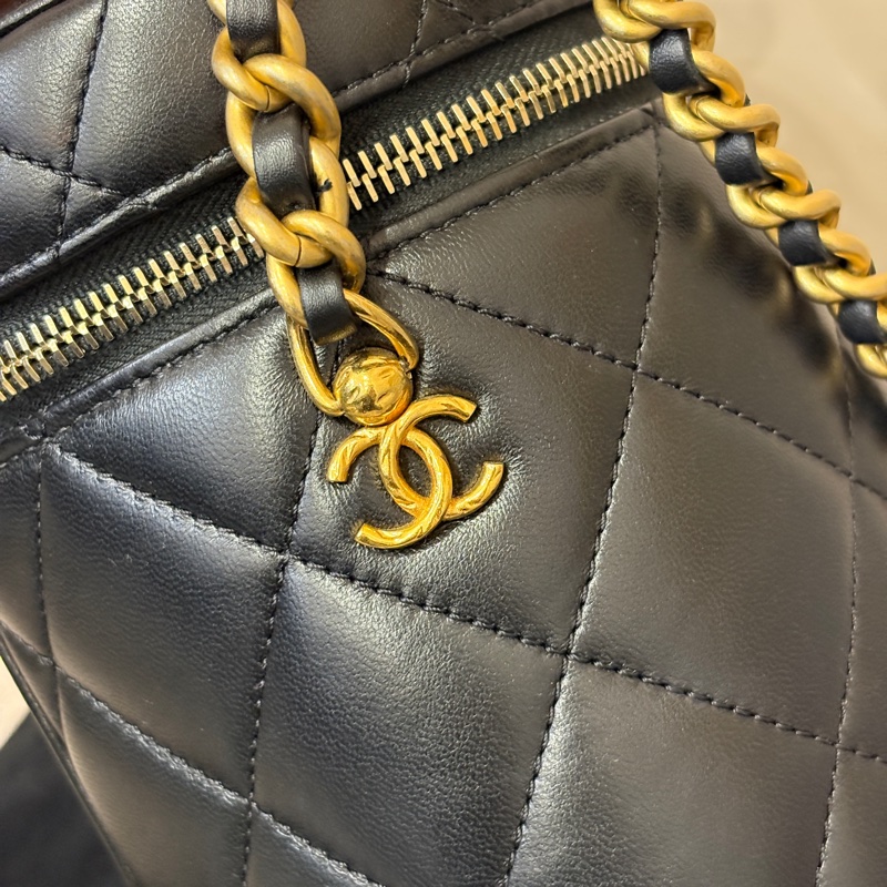 Chanel 黑羊皮菱格圓筒金釦斜背包-7