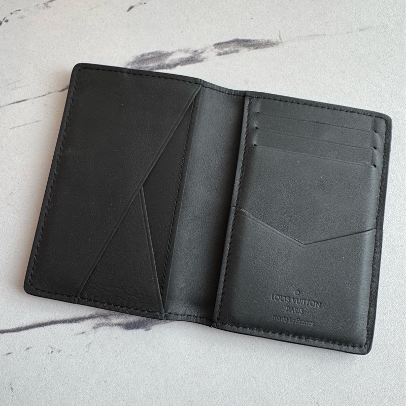 LV黑壓紋對開卡片夾-13