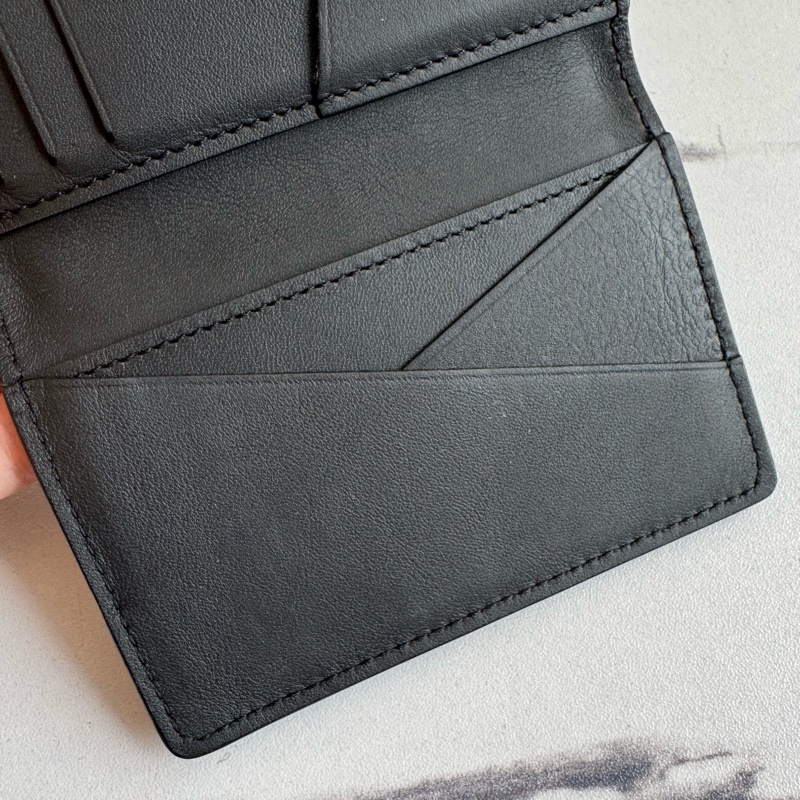 LV黑壓紋對開卡片夾-15