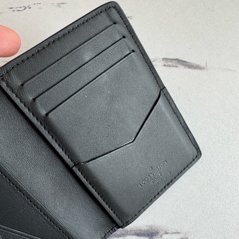 LV黑壓紋對開卡片夾-16