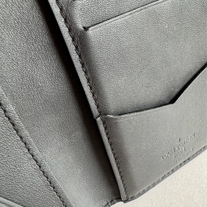 LV黑壓紋對開卡片夾-19