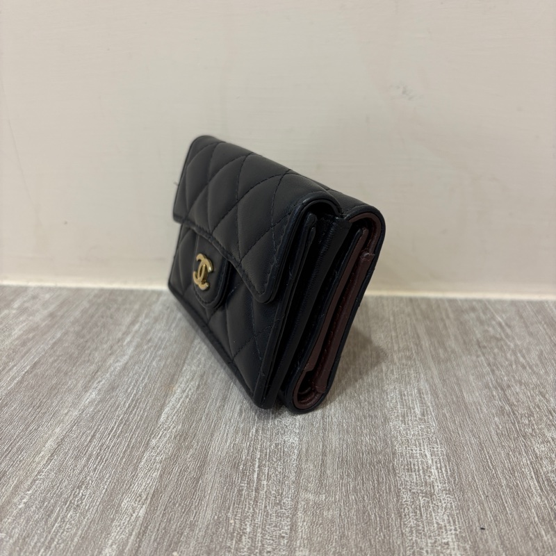 Chanel 黑羊皮金釦迷你三折短夾-1