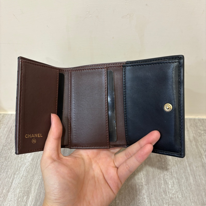 Chanel 黑羊皮金釦迷你三折短夾-8