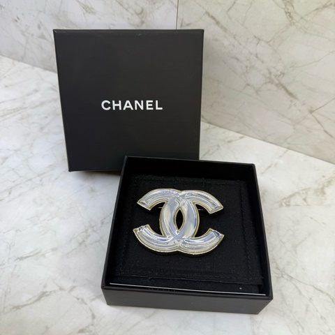 CHANEL大雙C淡金框透明胸針