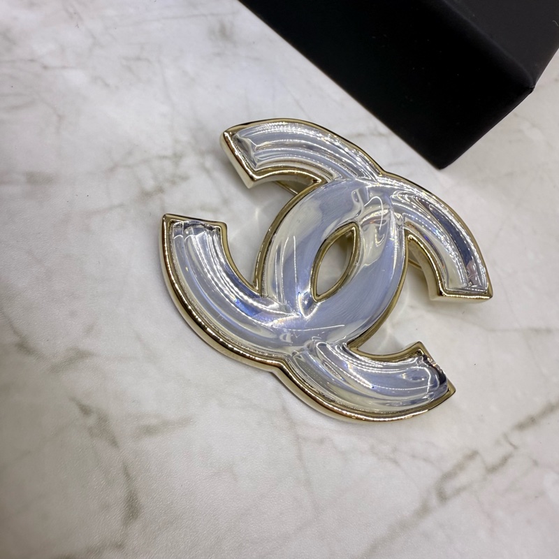 CHANEL大雙C淡金框透明胸針-2