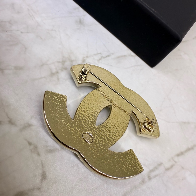 CHANEL大雙C淡金框透明胸針-3