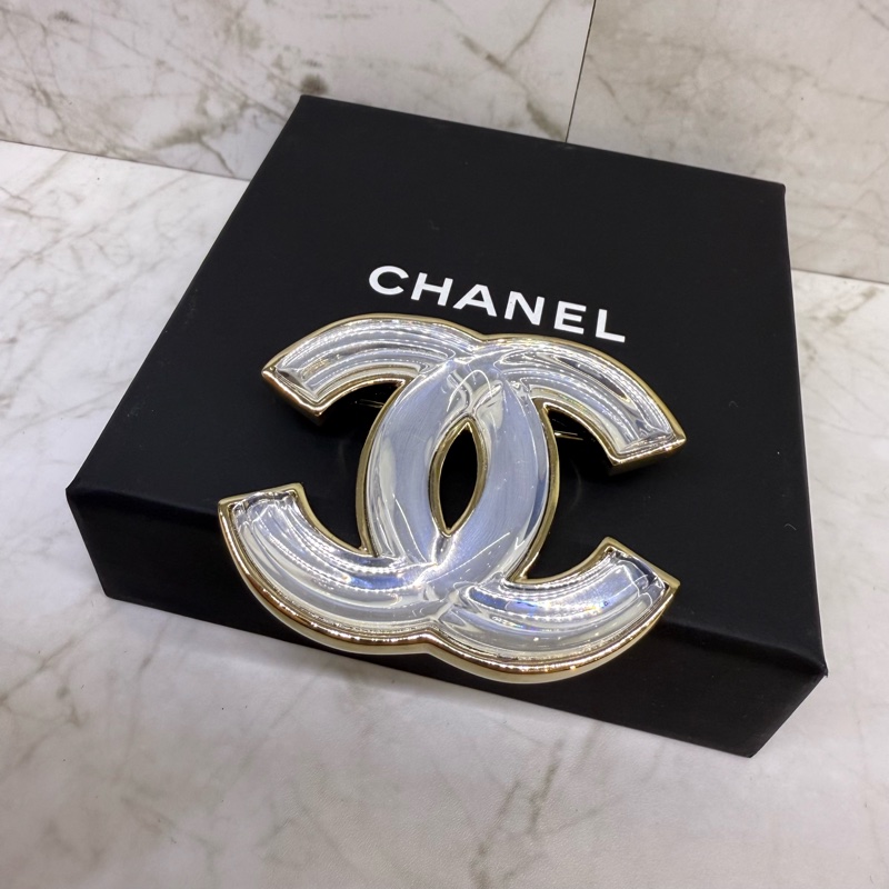 CHANEL大雙C淡金框透明胸針-4