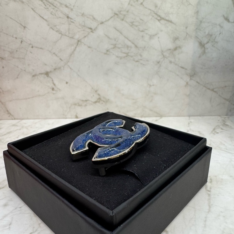 CHANEL藍丹寧銀框雙C胸針-1