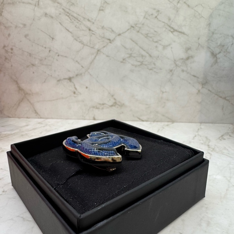 CHANEL藍丹寧銀框雙C胸針-2