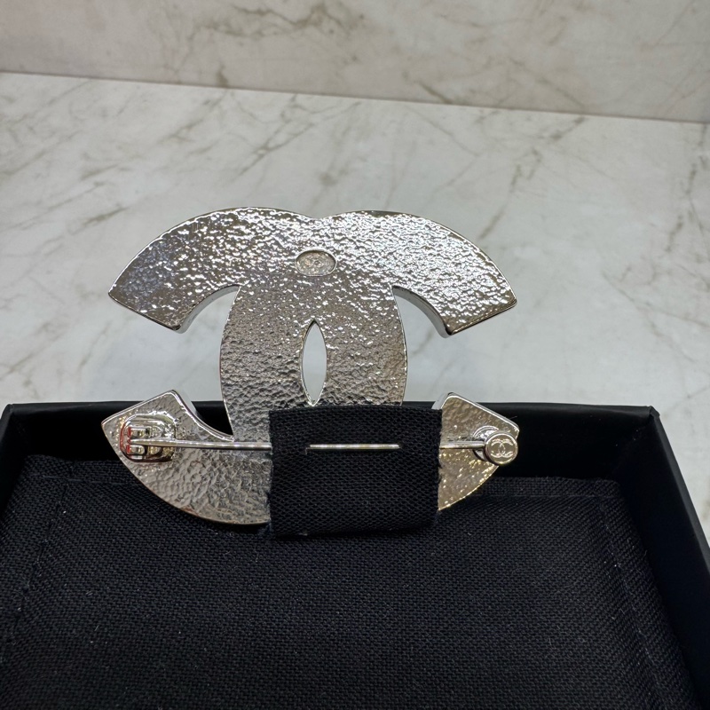 CHANEL藍丹寧銀框雙C胸針-3