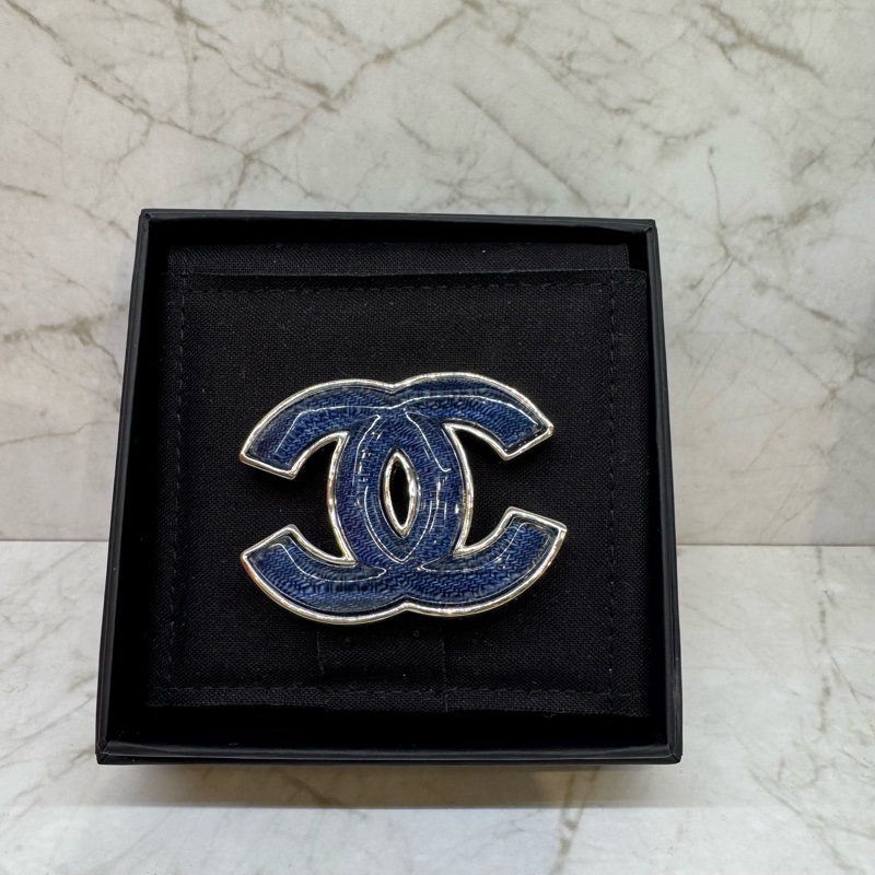 CHANEL藍丹寧銀框雙C胸針-4