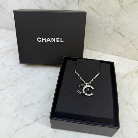 CHANEL銀色黑琺瑯雙C單邊水鑽項鍊