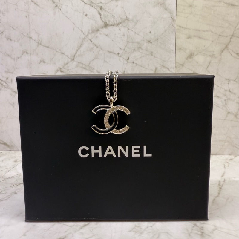 CHANEL銀色黑琺瑯雙C單邊水鑽項鍊-1