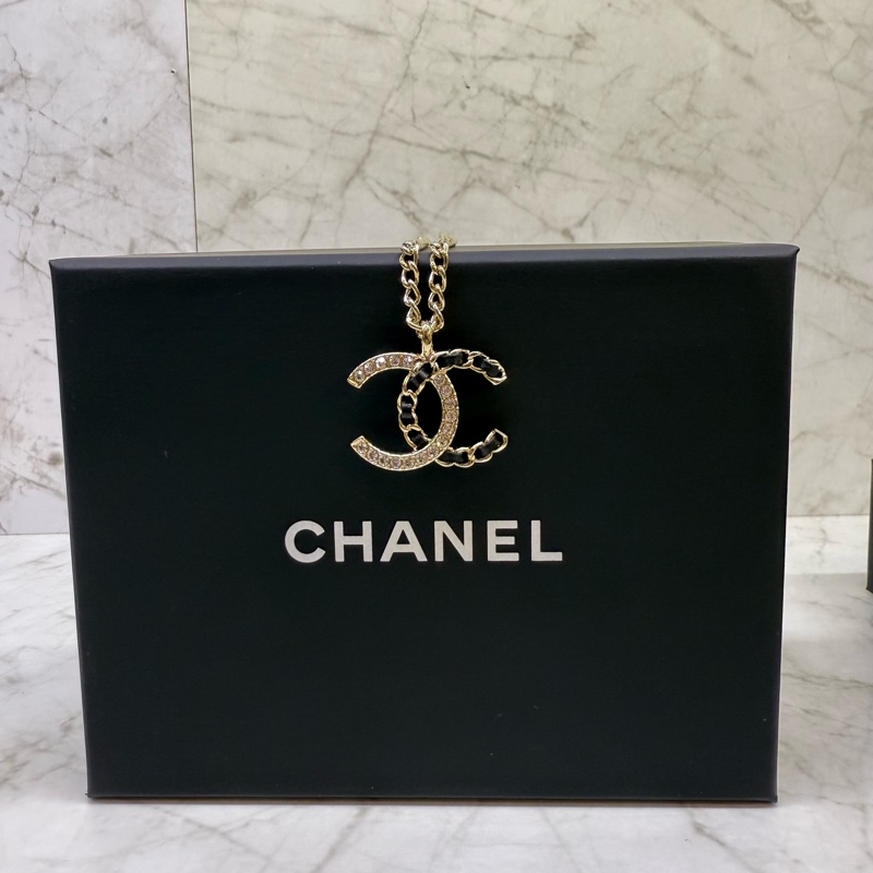 CHANEL金色雙C皮穿鍊水鑽項鍊-1