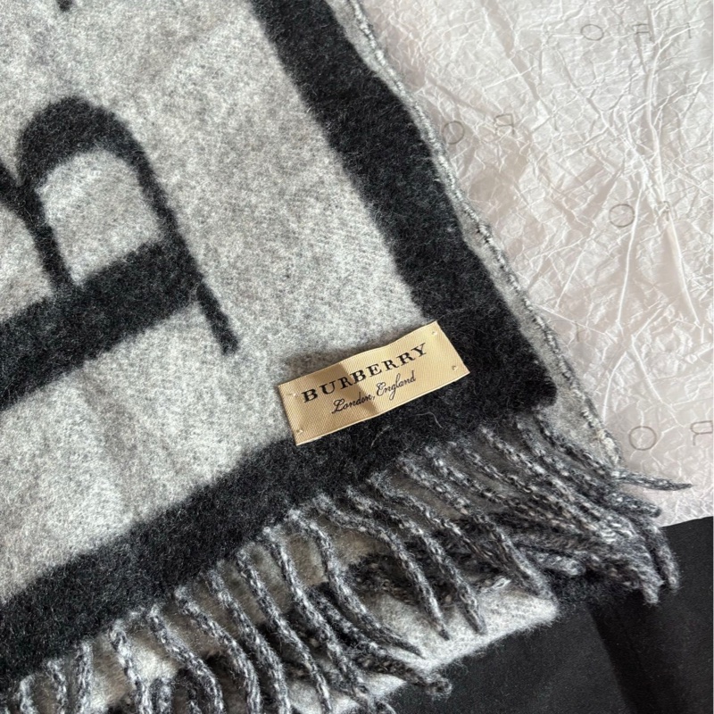 🖤Burberry 雙面字母羊絨圍巾🩶-7