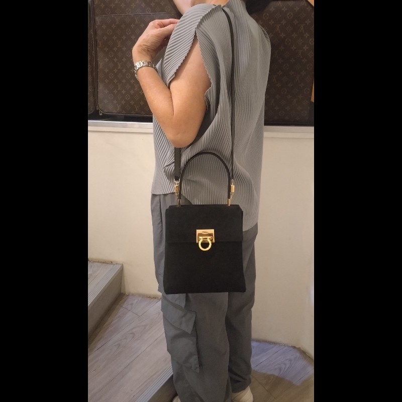 Ferragamo 金釦黑麂皮下蓋復古兩用包-2